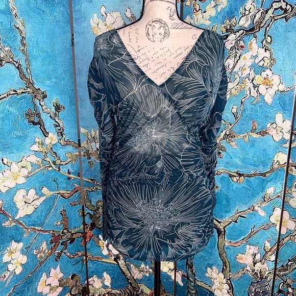 Guess sz L, green floral blouse with Ruching on the sides and the sleeves. - Picture 4 of 10